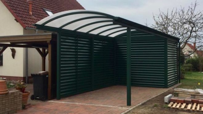 Bogendachcarport - Carportmaster Projekt 19-F-2408 - 19057 Schwerin - Carportbild 01 - Carport mit Bogendach, ausgestattet mit einer Seitenverkleidung und einem Abstellraum.