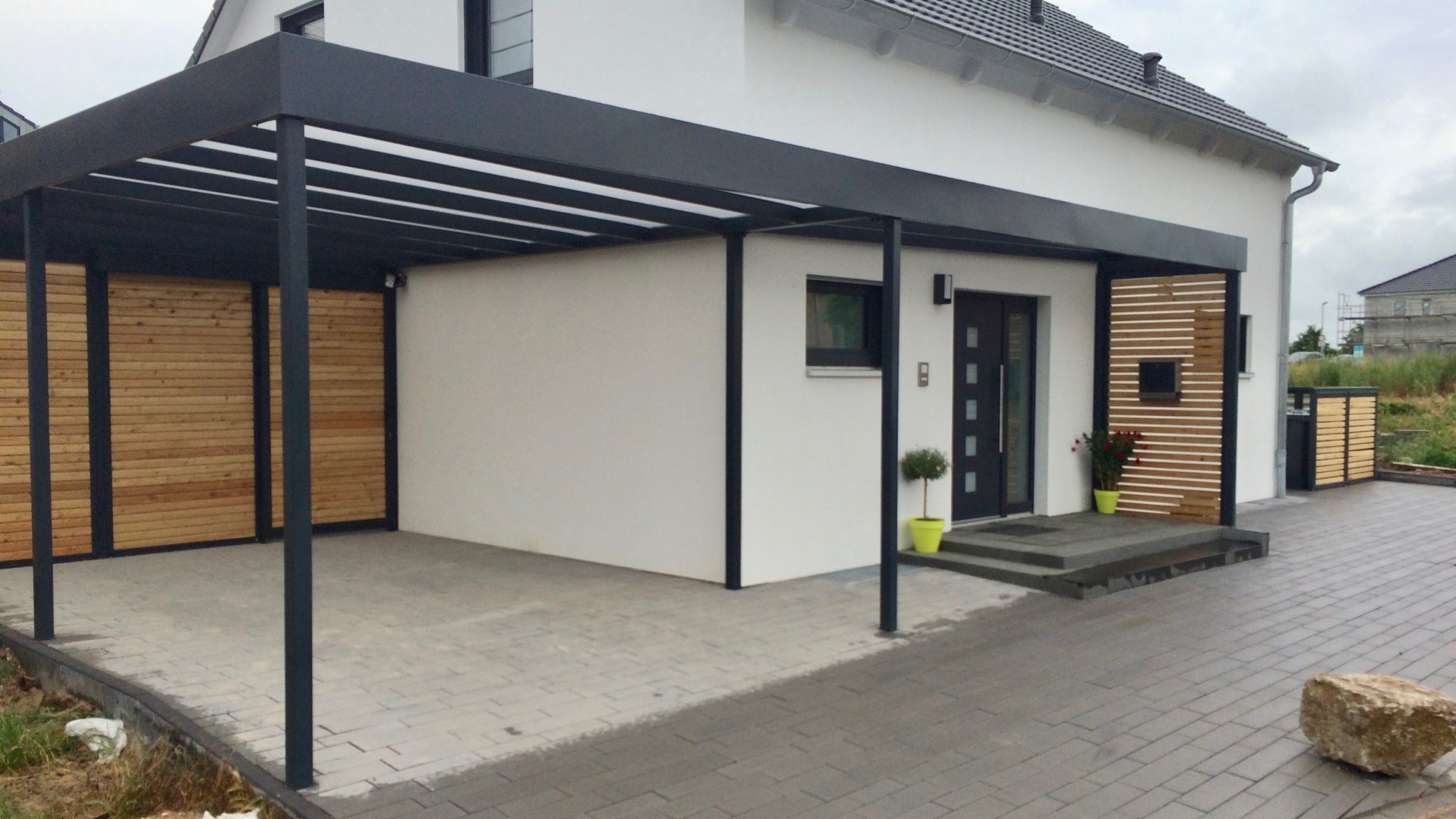 Carport mit Eingangsüberdachung in Bodenheim - Carport Mit EingangsueberDachung Carportmaster Projekt 16 P 1578 55294 BoDenheim 01 1918x1079
