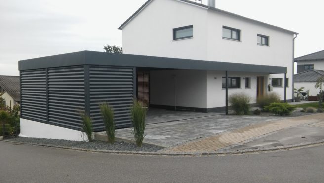 Carport mit Eingangsüberdachung - Carportmaster Projekt 17-P-1849 - 84103 Postau - Carportbild 01 - Doppelcarport mit Schuppen nach Maß