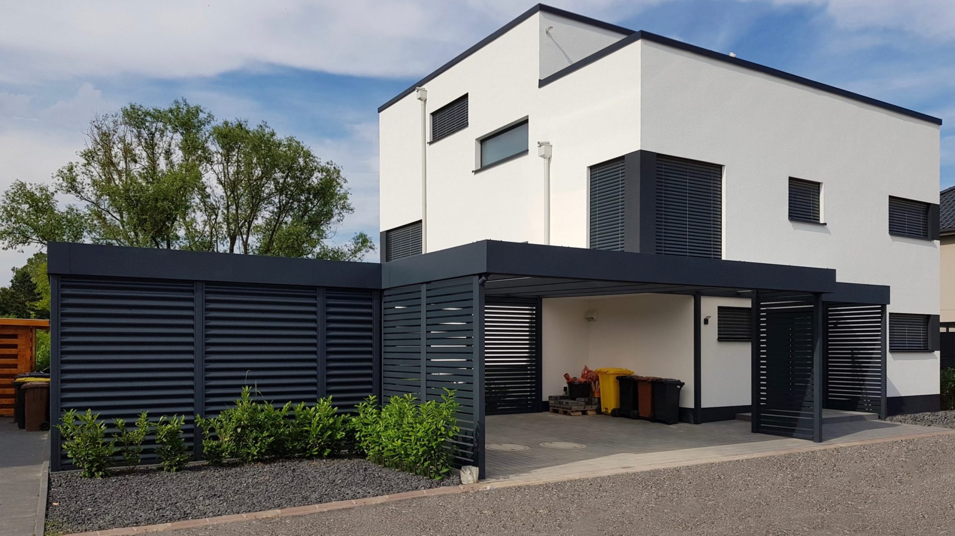 Carport mit Eingangsüberdachung - Carportmaster Projekt 19-P-2332 - 55294 Bodenheim - Carportbild 01 - Doppelcarport Metall mit Schuppen und Eingangsüberdachung