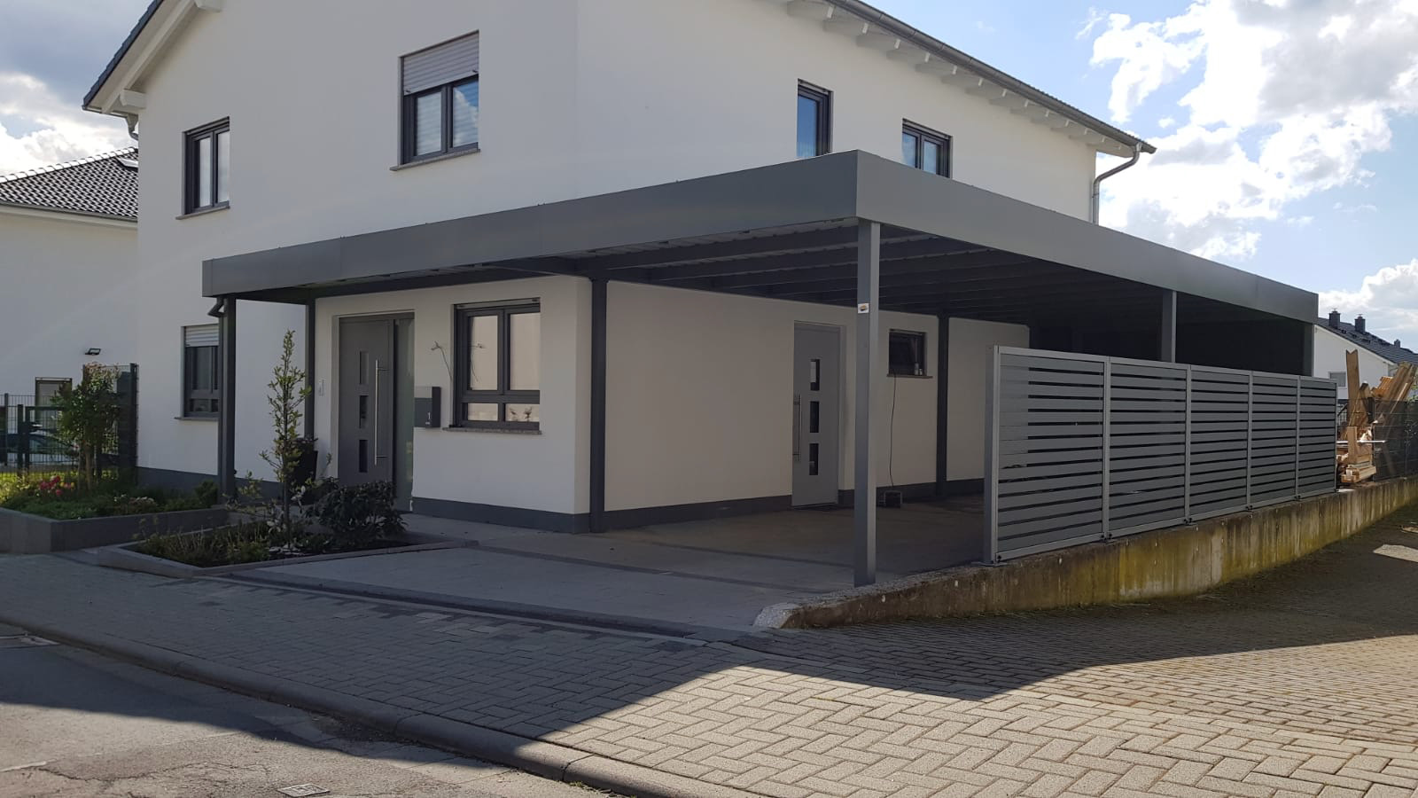 Carport mit Eingangsüberdachung - Carportmaster Projekt 21-F-2812 - 61231 Bad Nauheim - Carportbild 01