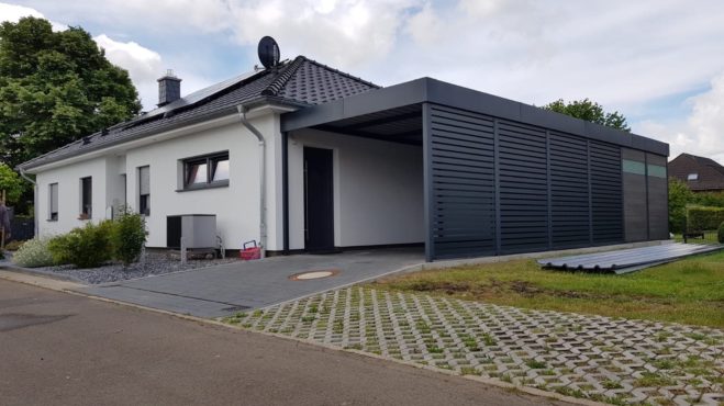 Carport mit Schuppen - Carportmaster Projekt 20-P-2628 - 31555 Suthfeld - Carportbild 01 - Carport mit Schuppen ausgestattet mit Wandverkleidungen aus WPC und Aluminium