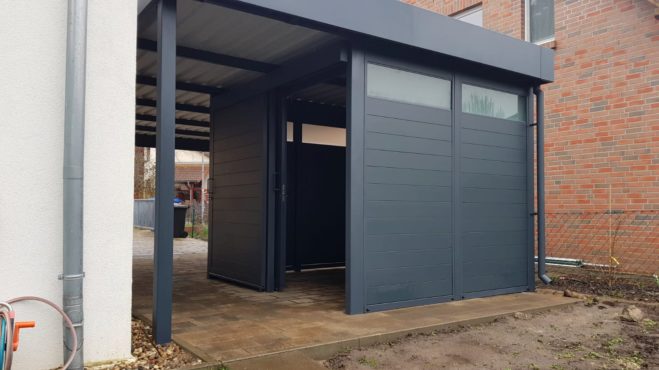 Carport mit Schuppen - Carportmaster Projekt 20-P-2714 - 13129 Berlin - Carportbild 02 - Carport verkleiden mit Aluminium-Profilen geschlossene Lattung mit Wand-Lichteinsätzen aus Glas