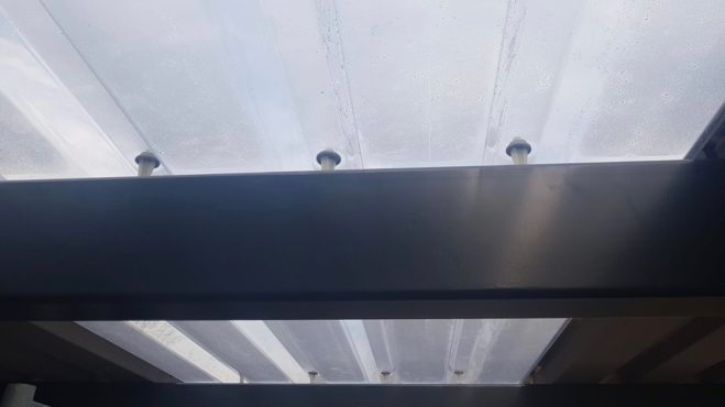 Carportdach Verschraubung einer Polytrapez-Lichtbahn mit Spezialschrauben