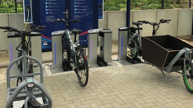 Pedelec und E-Lastenrad beim Tanken des Ökostroms an den Ladesäulen der E-Mobilitäts-Station