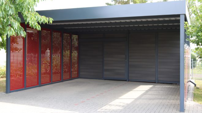 Doppelcarport mit Schuppen - Carportmaster Projekt 18-C-2116 - 17291 Prenzlau - Carportbild 02 - Carportwände mit Lochblechen verkleidet Quadratloch RAL 3005 weinrot