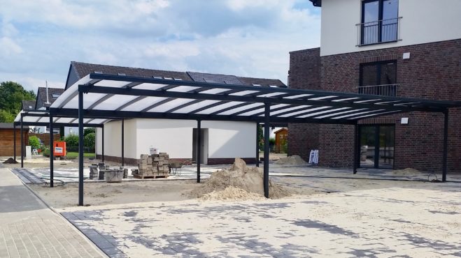 Reihencarport - Carportmaster Projekt 16-P-1724 - 28816 Stuhr-Varrel - Carportbild 01 - Reihencarport mit Bogendach. Entwässerung zur Rückseite der Carports