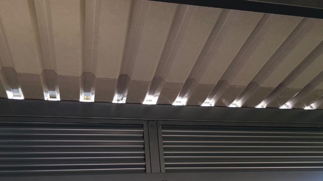 Kombination Trapezblech Stahl - Lichtplatte kopfseitig Kombination Trapezblech Stahl - Lichtplatte kopfseitig